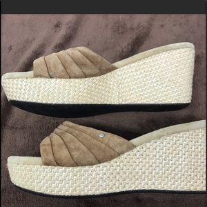 Ugg size 9 Alvina wedge slide sandal
